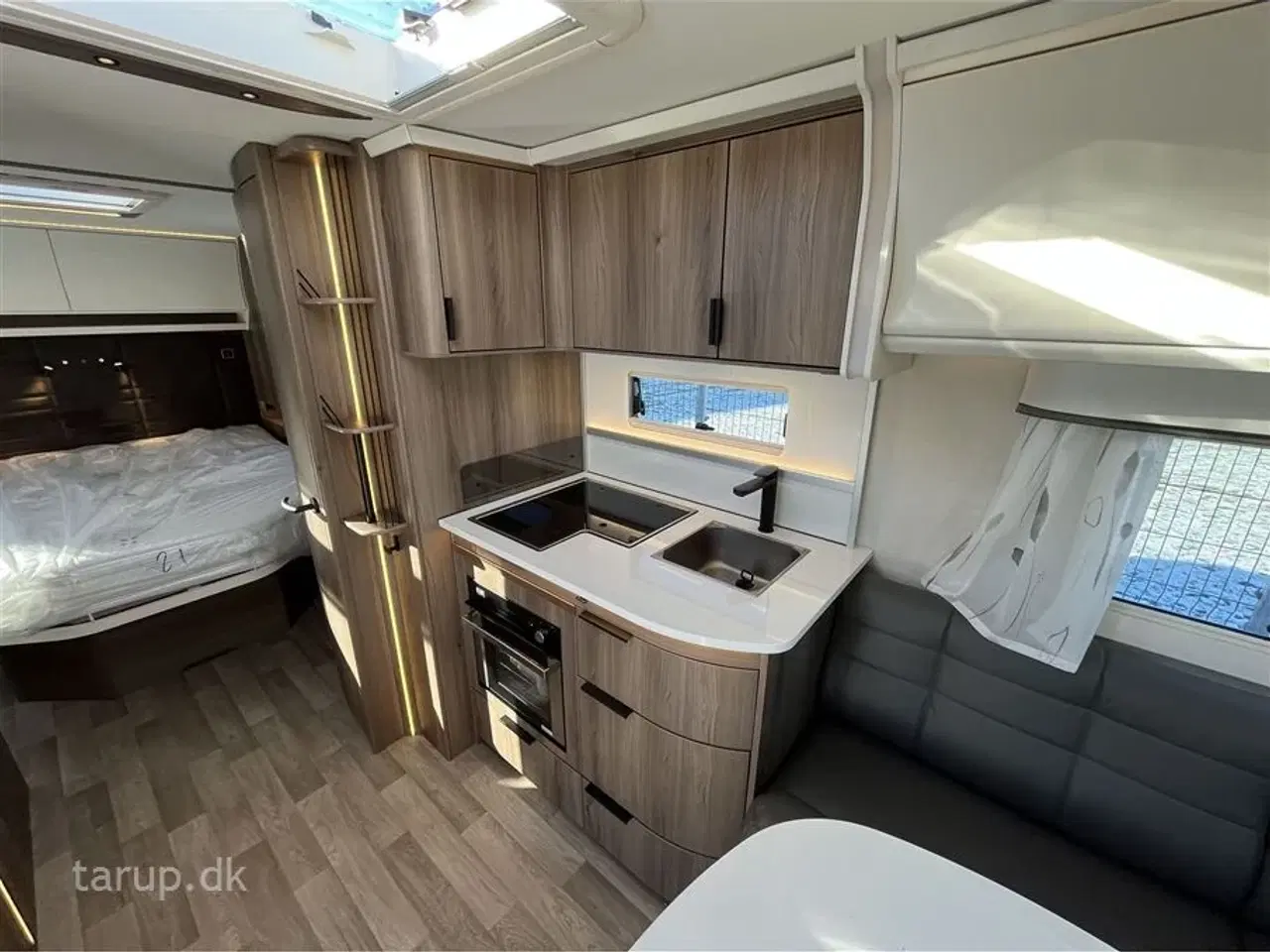 Billede 12 - 2026 - Kabe Ametist 560 GLE KS B8   fritstående dobbeltseng, rundsiddegruppe i mørkegråt  skind, ALDE centralvarme, vandbåren gulvvarme, ATC, stort kompressor køleskab