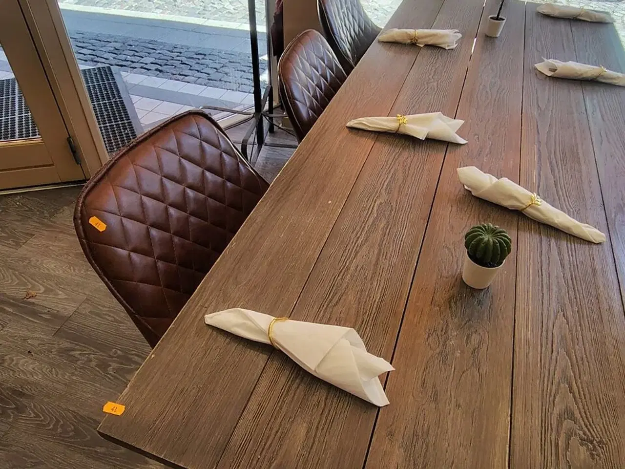 Billede 7 - Langt bord, hvid bænk og tre stole