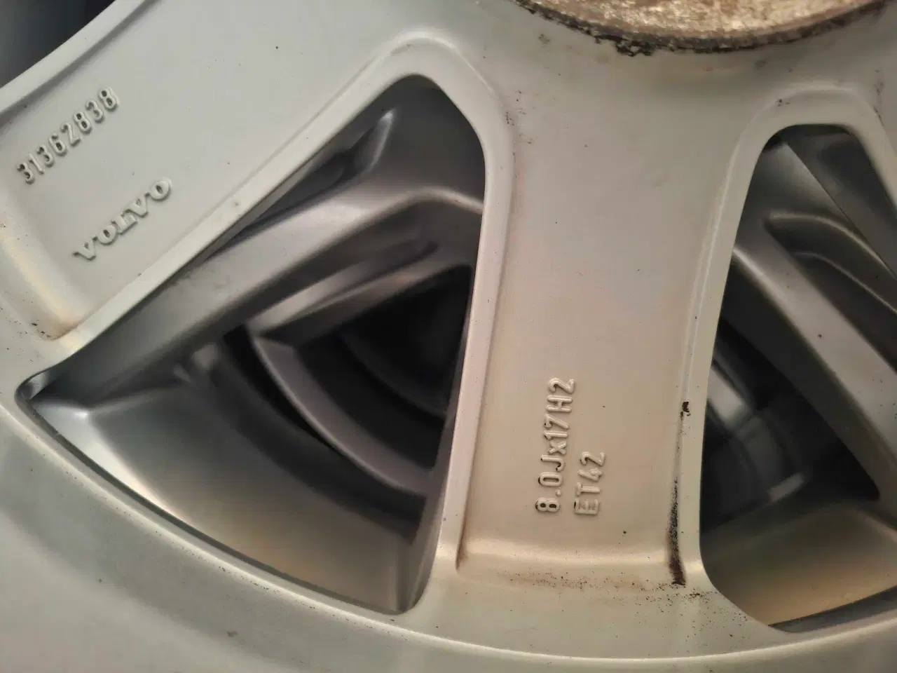 Billede 5 - Alufælge 4 stk originale Volvo 17"