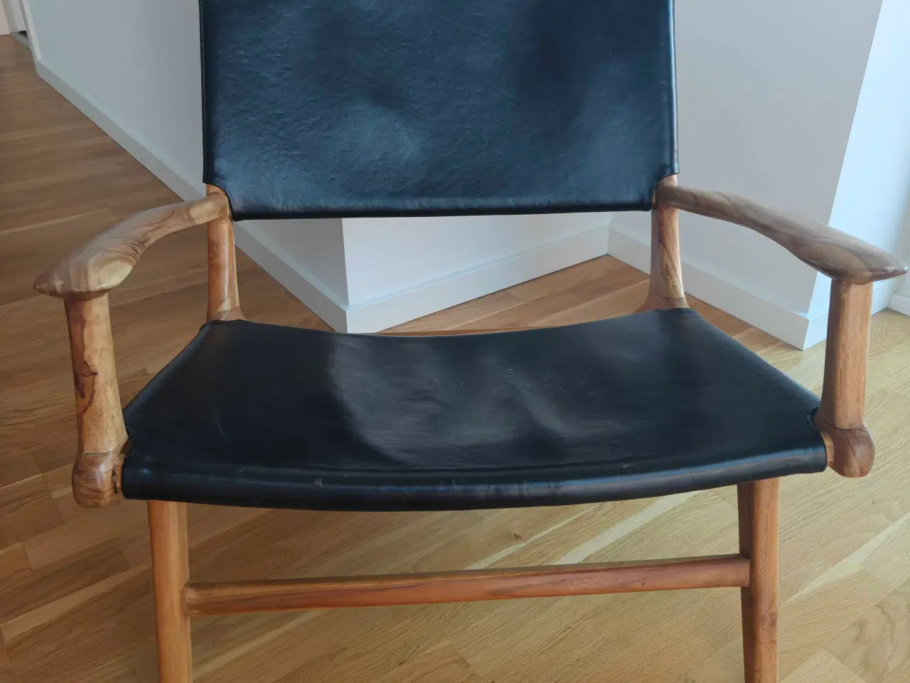 Billede 2 - Unika stol i træ og med sort læder