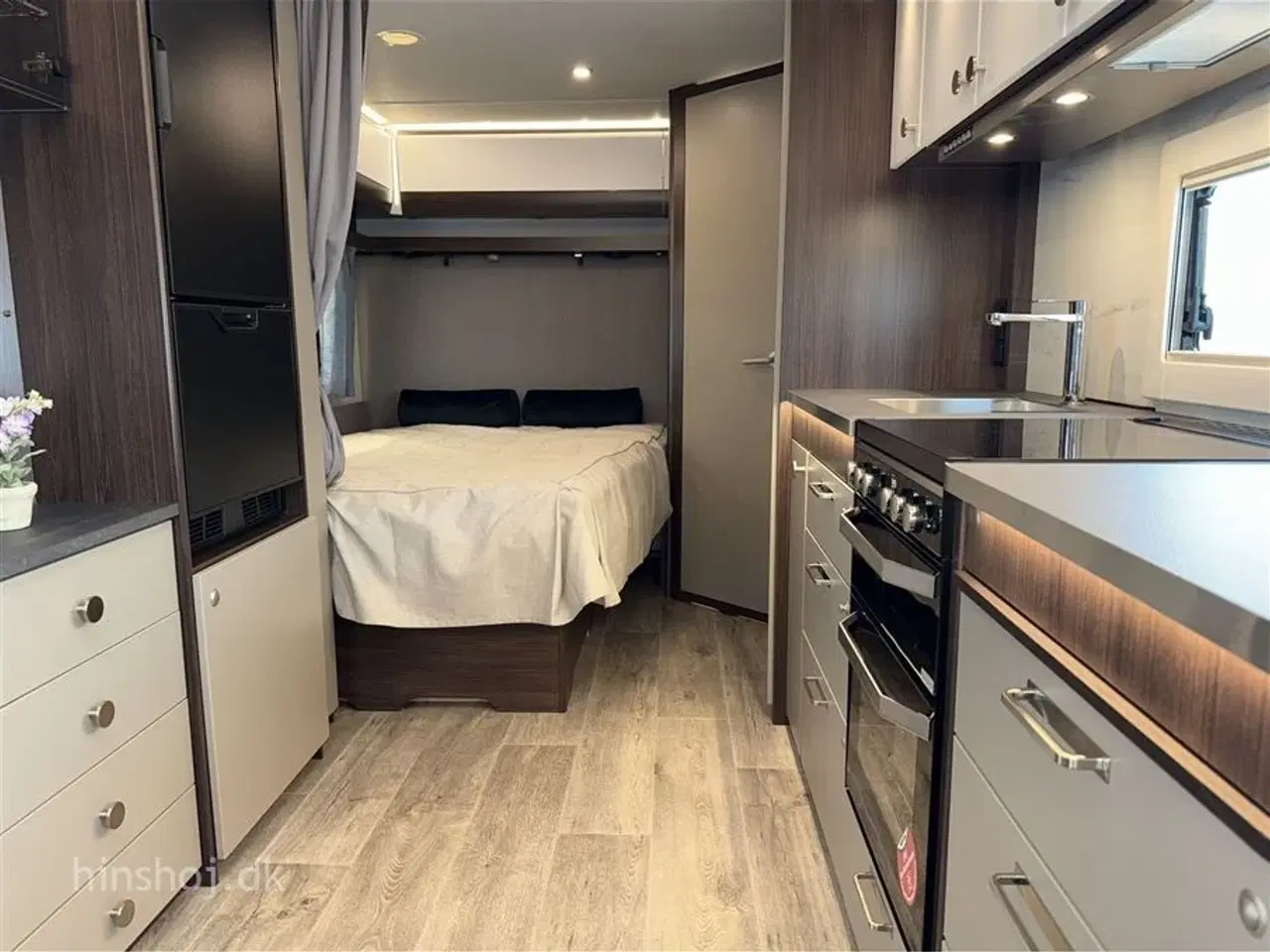 Billede 11 - 2026 - Polar Blueline 560 FD   Polar Blueline med fransk dobbeltseng og rundsiddegruppe fra Hinshøj Caravan