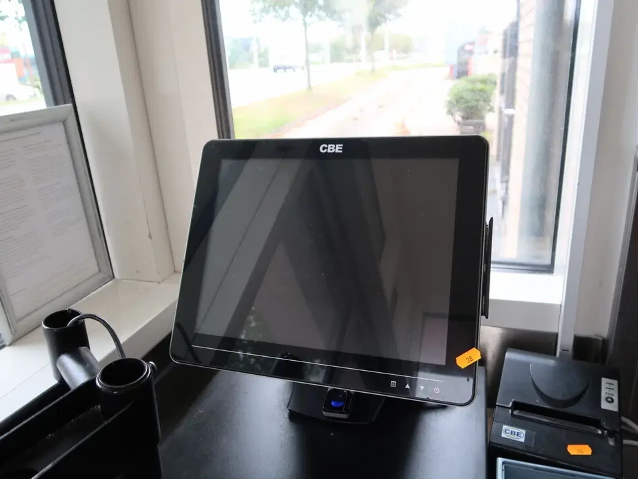 Billede 3 - Kasseapparat CBE med bonprinter, pengeskuffe, computerskærm m.m.