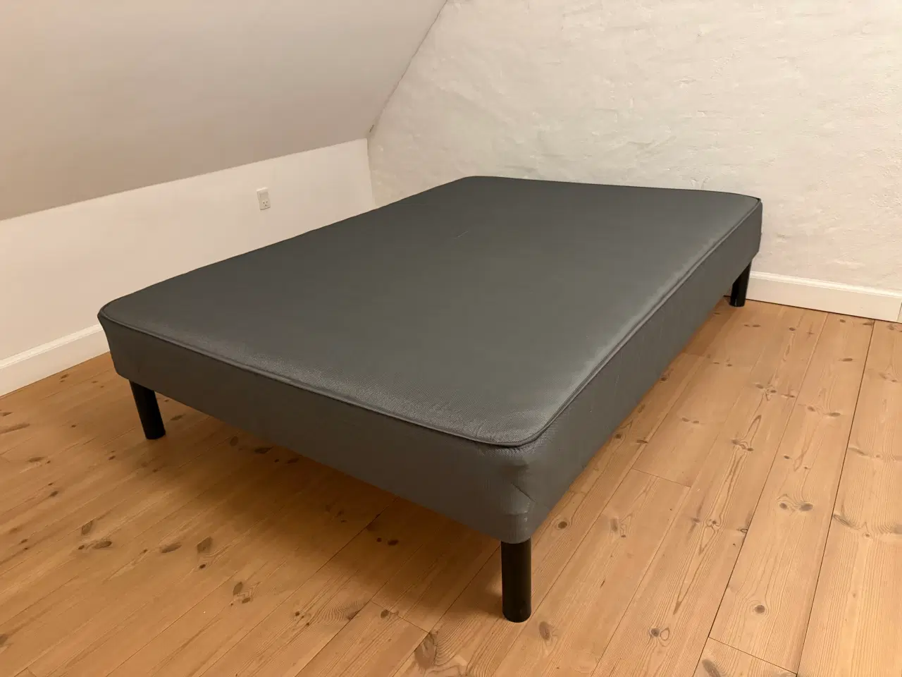 Billede 1 - Seng 140*200 cm (inkl. topmadras)