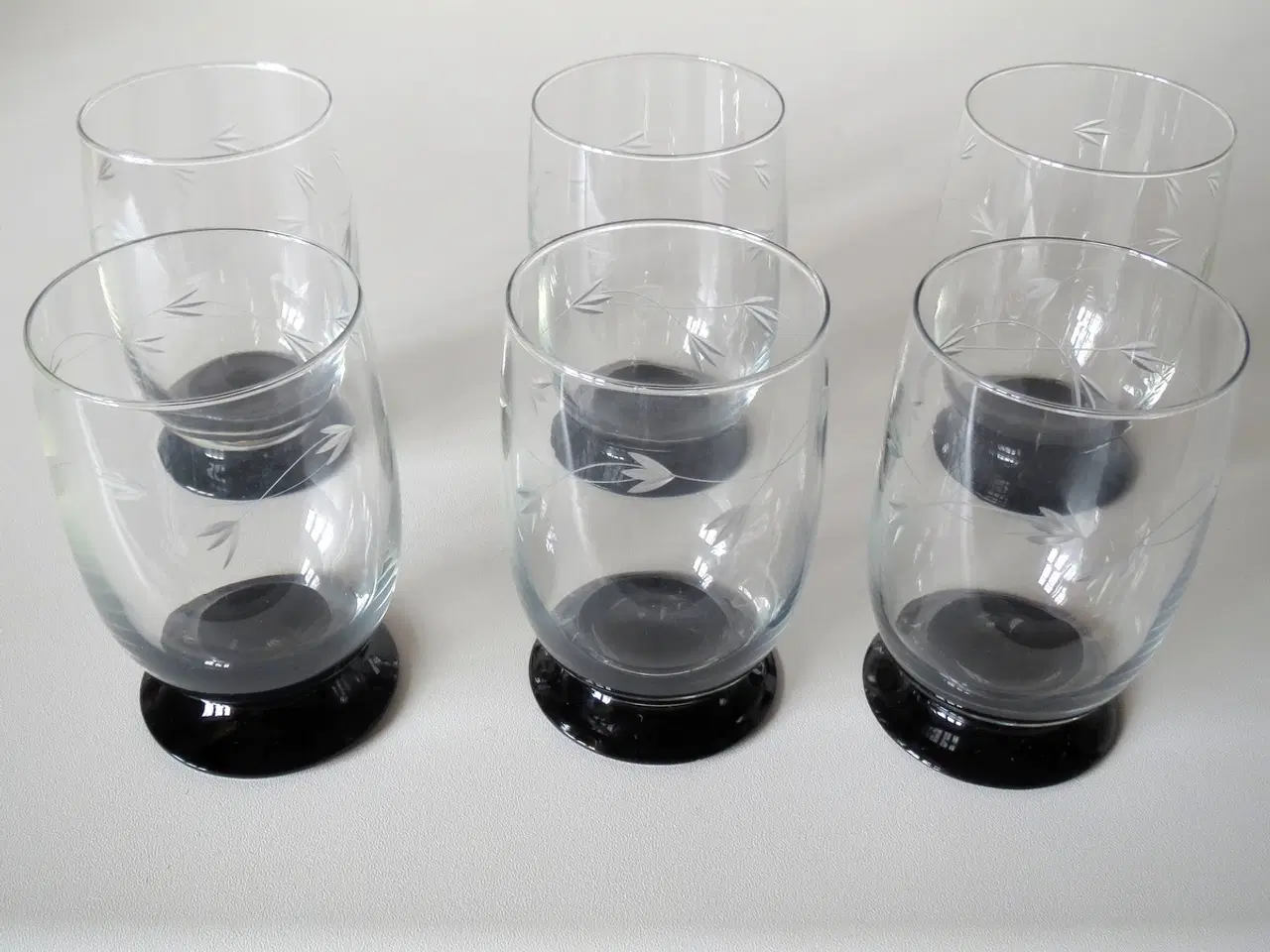 Billede 1 - Gamle slebne glas 6 stk. klart glas med sort fod
