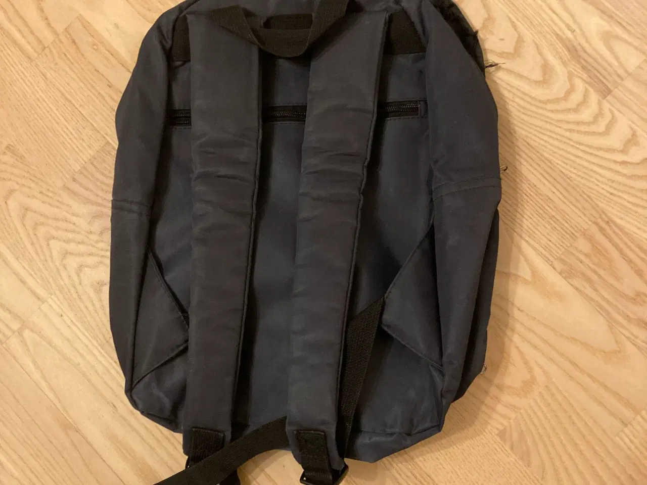 Billede 2 - Fin mørkeblå nylon rygsæk