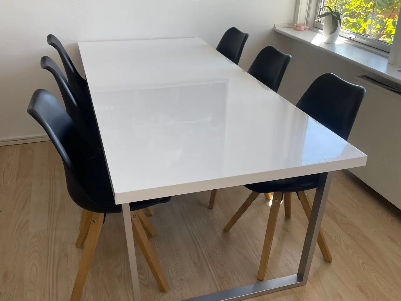 Billede 1 - Hvidt spisebord med 6 sorte stole 