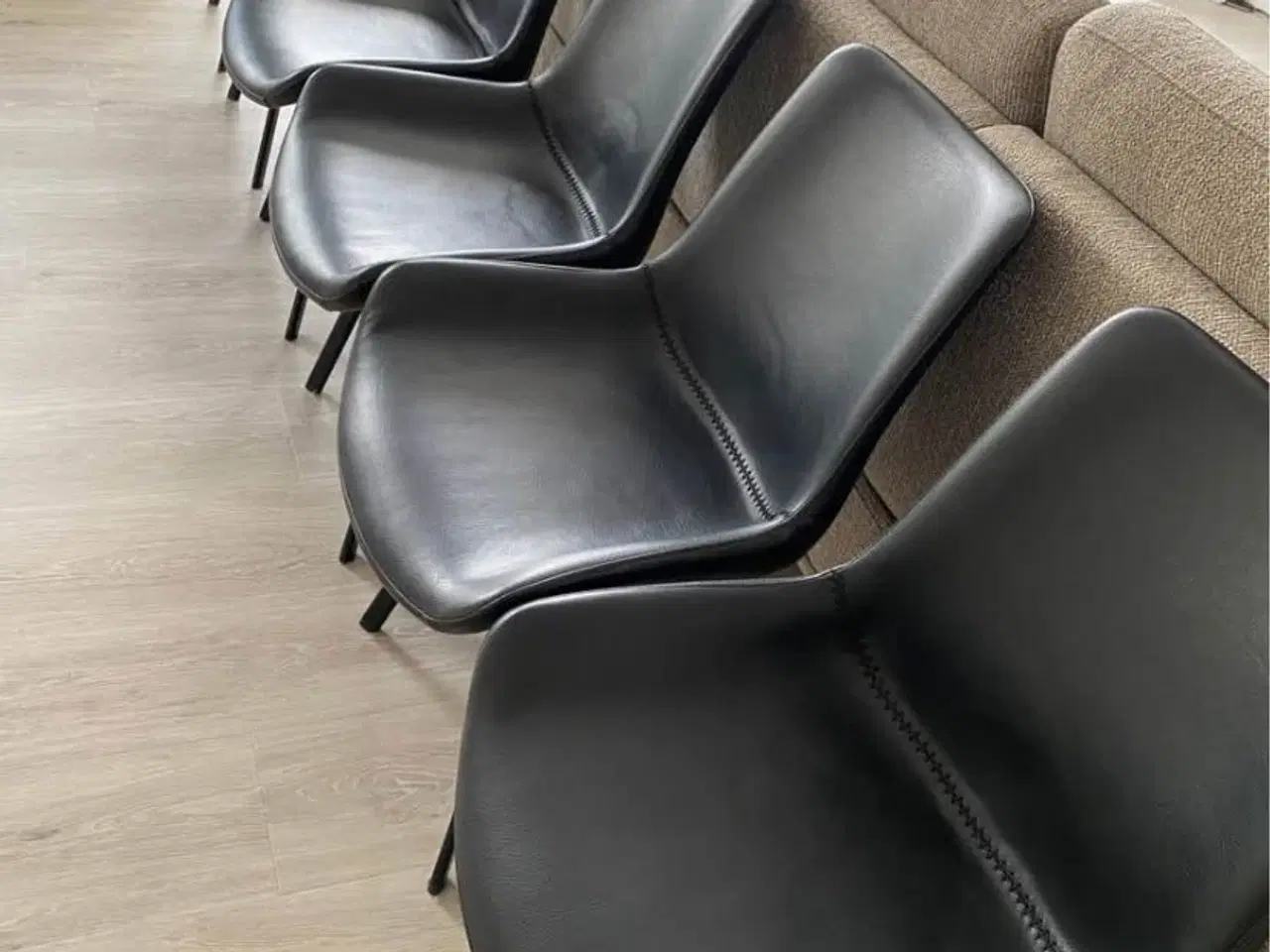 Billede 9 - Spisebord i eg + 6 sorte spisebordsstole 