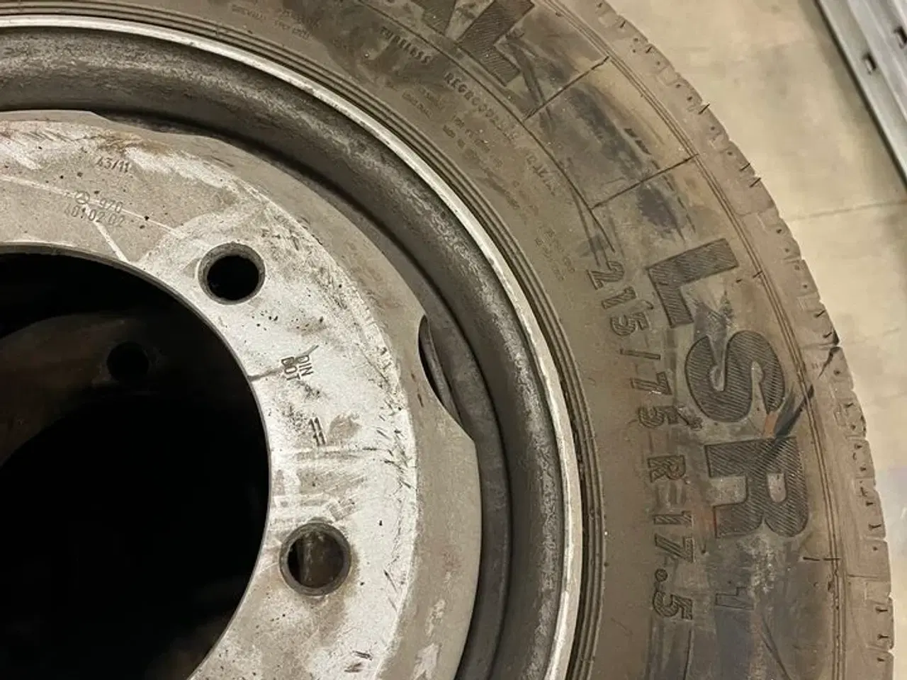 Billede 2 - 4+2 Lastbil dæk og fælg Continental. -  2x pigdæk  215/75R17,5 - 4x215/75R17,5