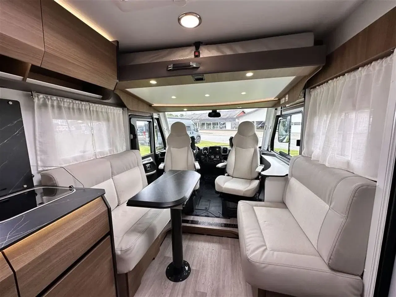 Billede 17 - 2024 - Benimar Amphitryon 998 Northautokapp   Luksus autocamper med Alde varme og 180 HK