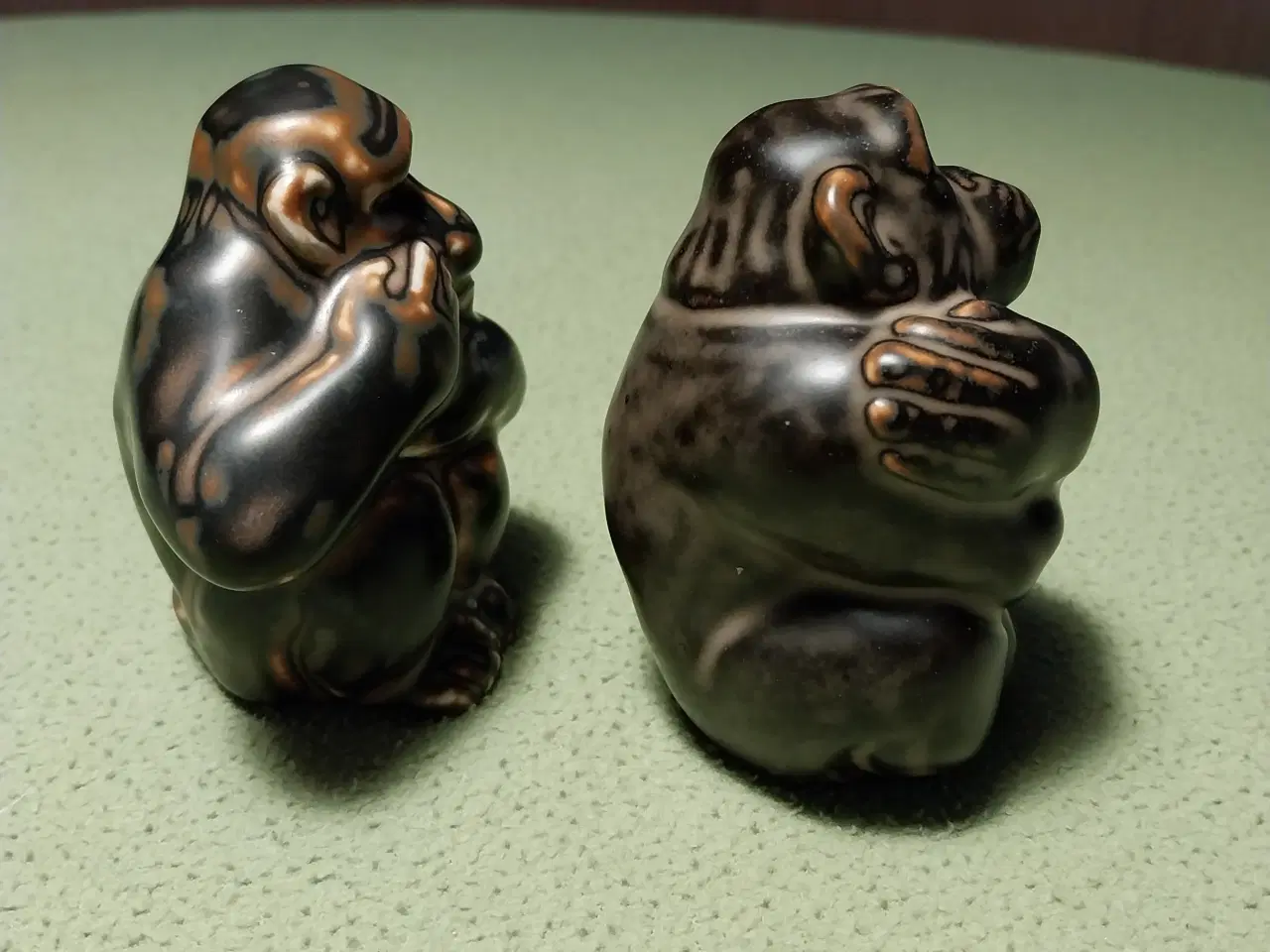 Billede 2 - 2 brune stentøjs abe figurer nr.20187 og nr. 20188