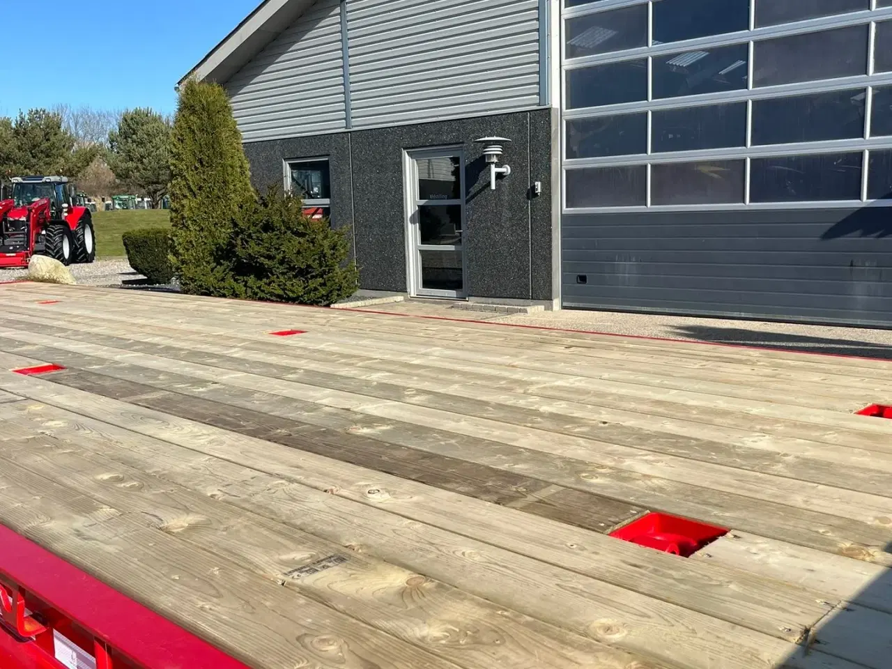 Billede 5 - Tyrone 27TLL LANG MODEL med Affjedret træk og affjedret aksler. Med hydrauliske ramper og værktøjskasse