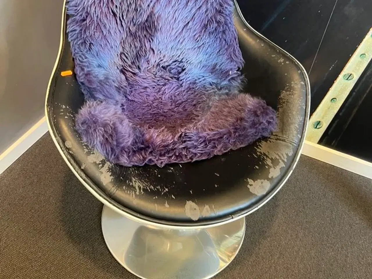 Billede 2 - 2 stk. drejebare lænestole, hvid ramme m. sort kunstlæder og sofabord