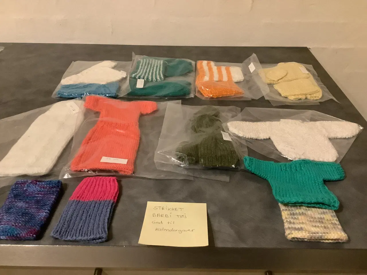 Billede 2 - Strikket Barbie tøj nyt