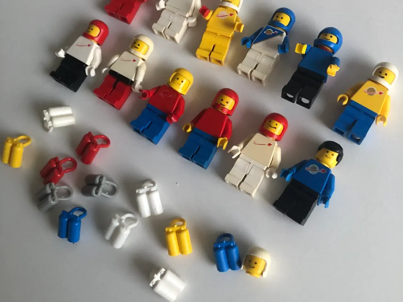 Billede 4 - LEGO 12 Månemænd med tilbehør hjelm og iltflasker