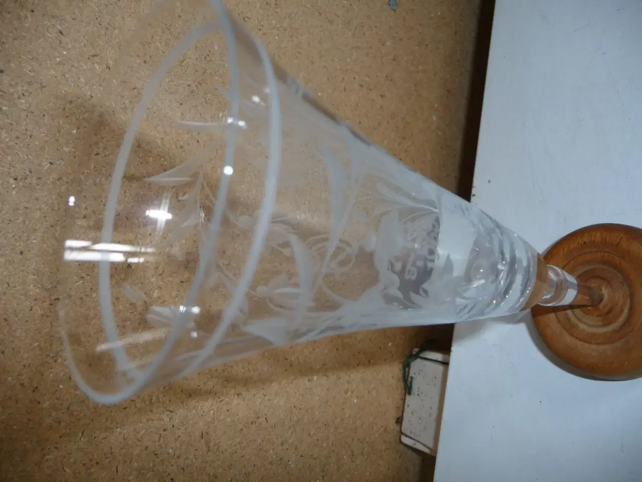 Billede 3 - høj glas med træ fod, den er 19 cm høj.
