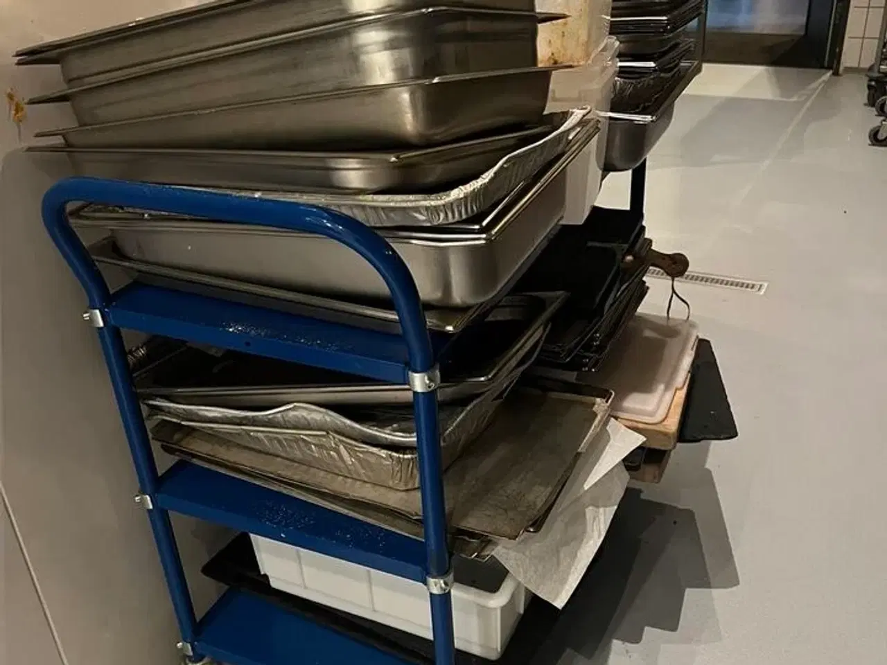 Billede 1 - 2 stk. Vogne i stål (uden indhold)