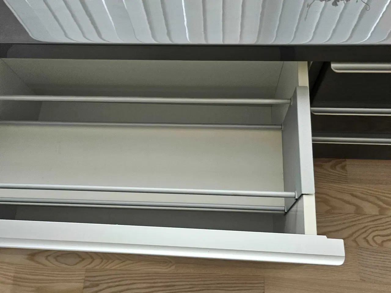 Billede 2 - ✨ Grå højglans kommode – med opbevaringsplads