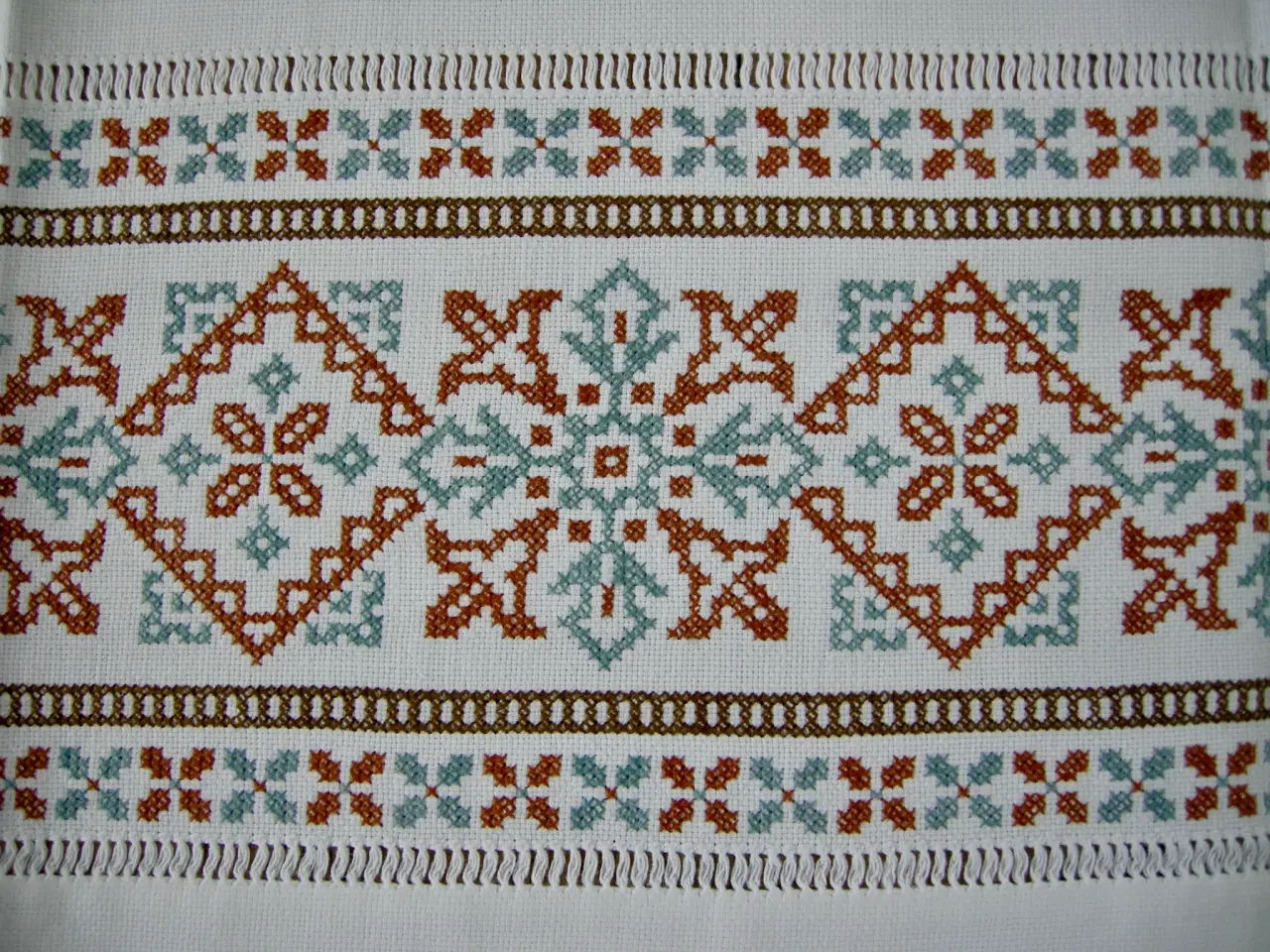 Billede 3 - Broderet dug, Korsstingsbroderi, Håndbroderet dug