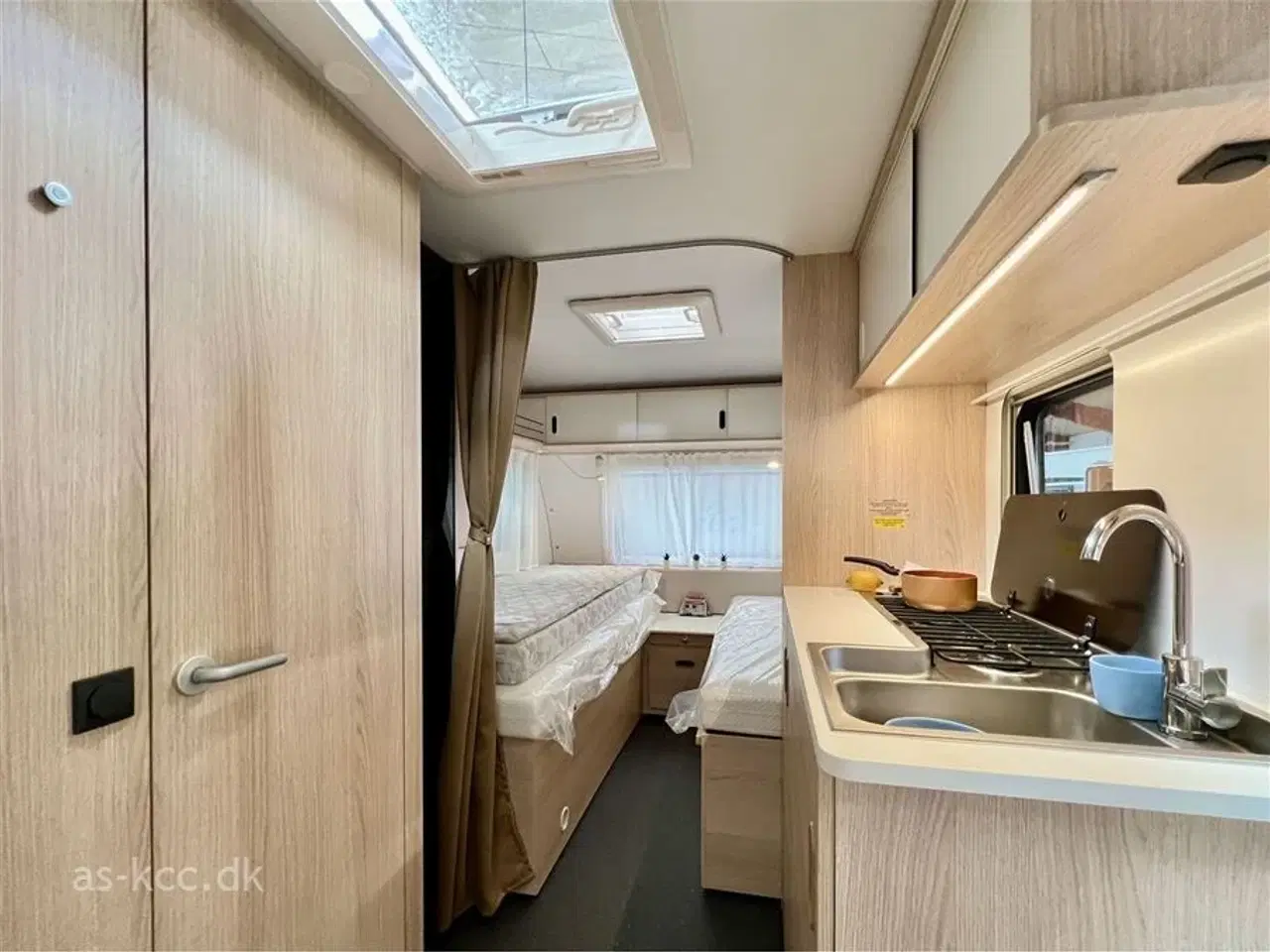 Billede 5 - 2025 - Adria Aviva 492 LU Adria Aviva 492 LU årg. 2025 med endesiddegruppe og 2 enkeltsenge med udtræk 5 sovepladser og 4 siddepladser