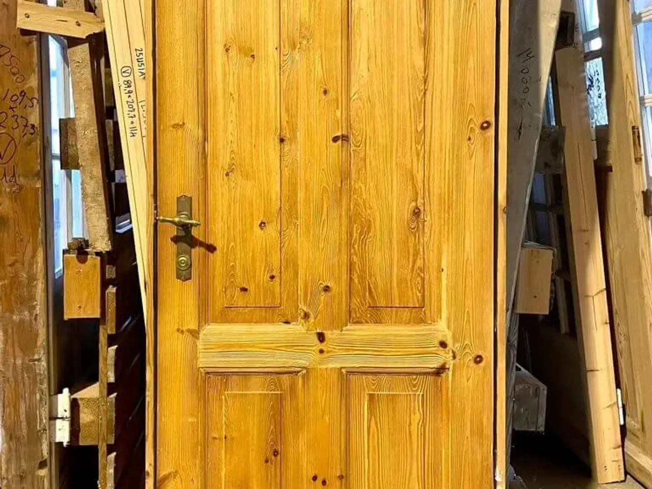 Billede 1 - Lav, klassisk Dannebrogsdør m. karm