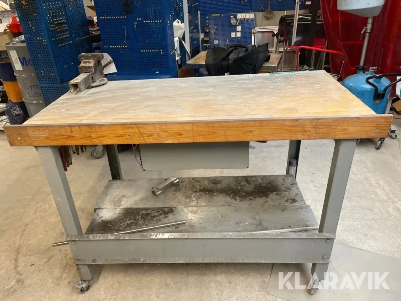 Billede 4 - Arbejdsbord på hjul med skruestik