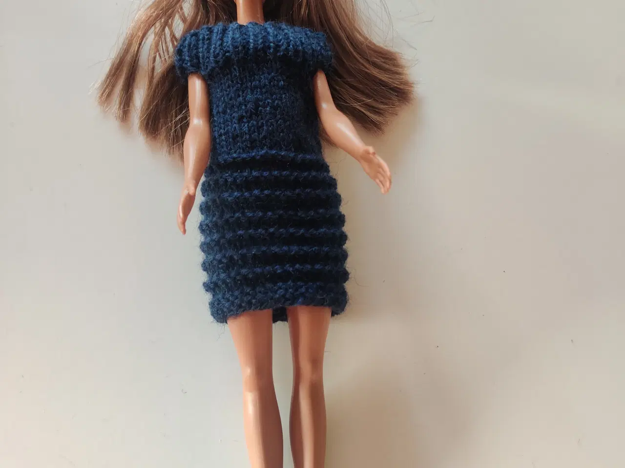 Billede 6 - Hjemmestrikkede Barbie kjoler. Flere farver