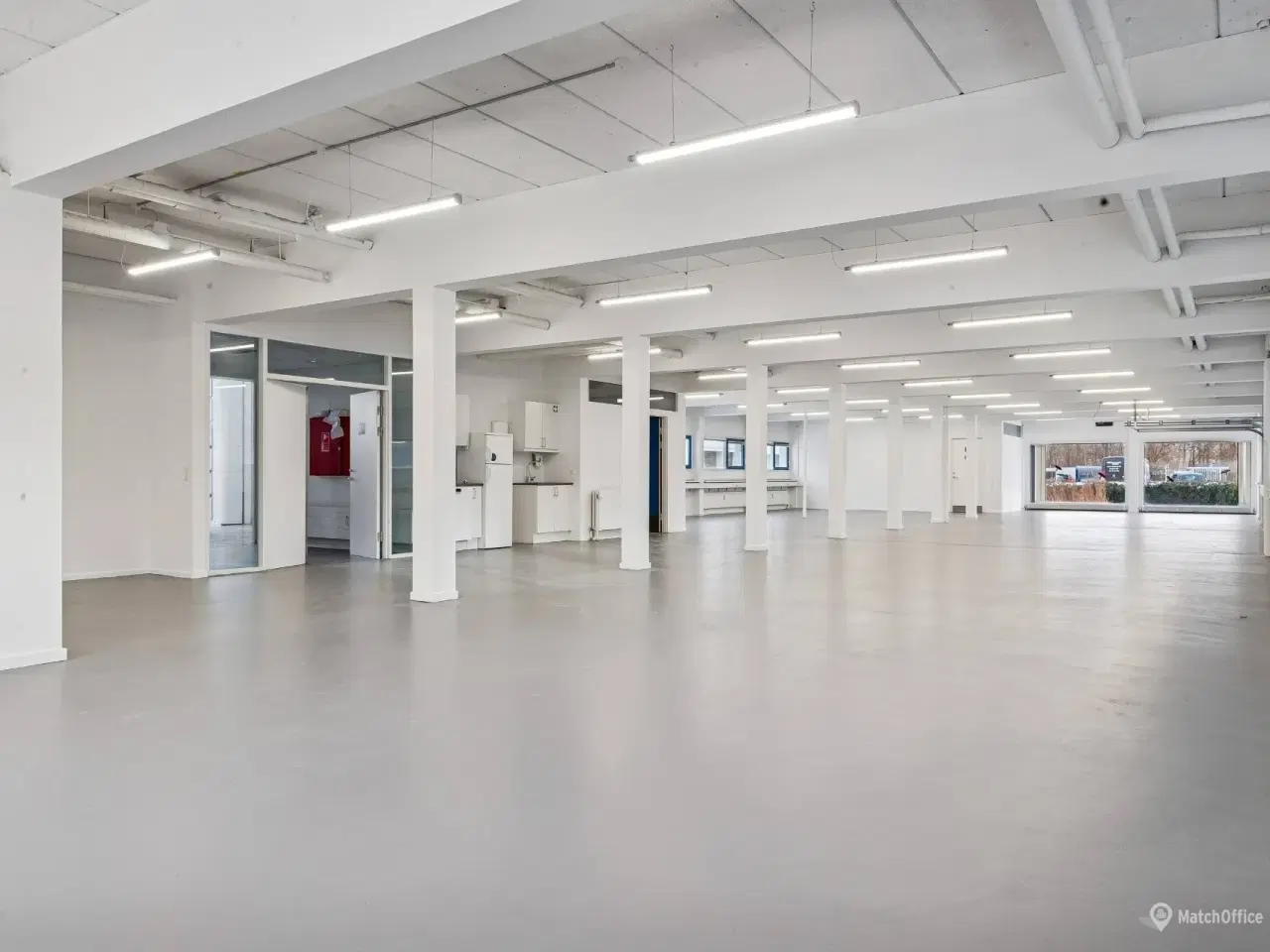 Billede 1 - 1.221m² lager og kontor/showroom til en lav leje. tæt på motorvej og togstation