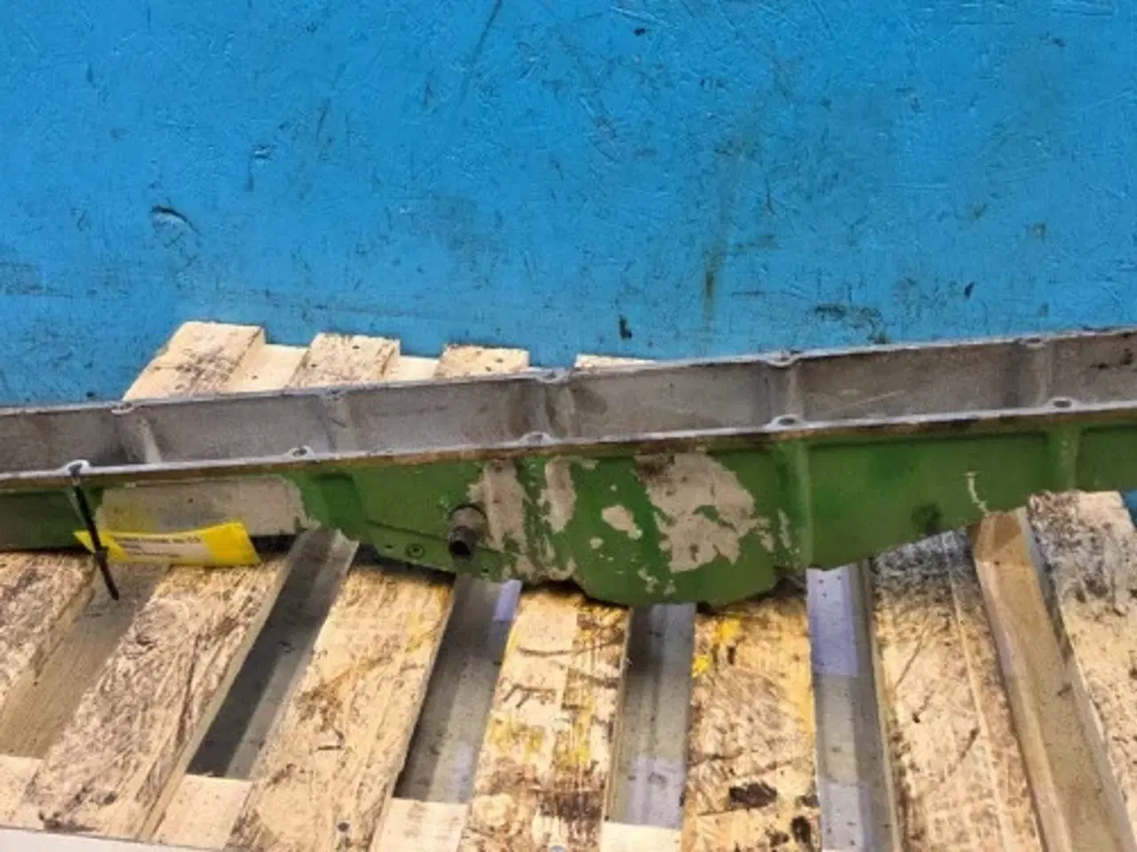 Billede 3 - John Deere 6125HZ001 Indsugningsmanifolddæksel R516998