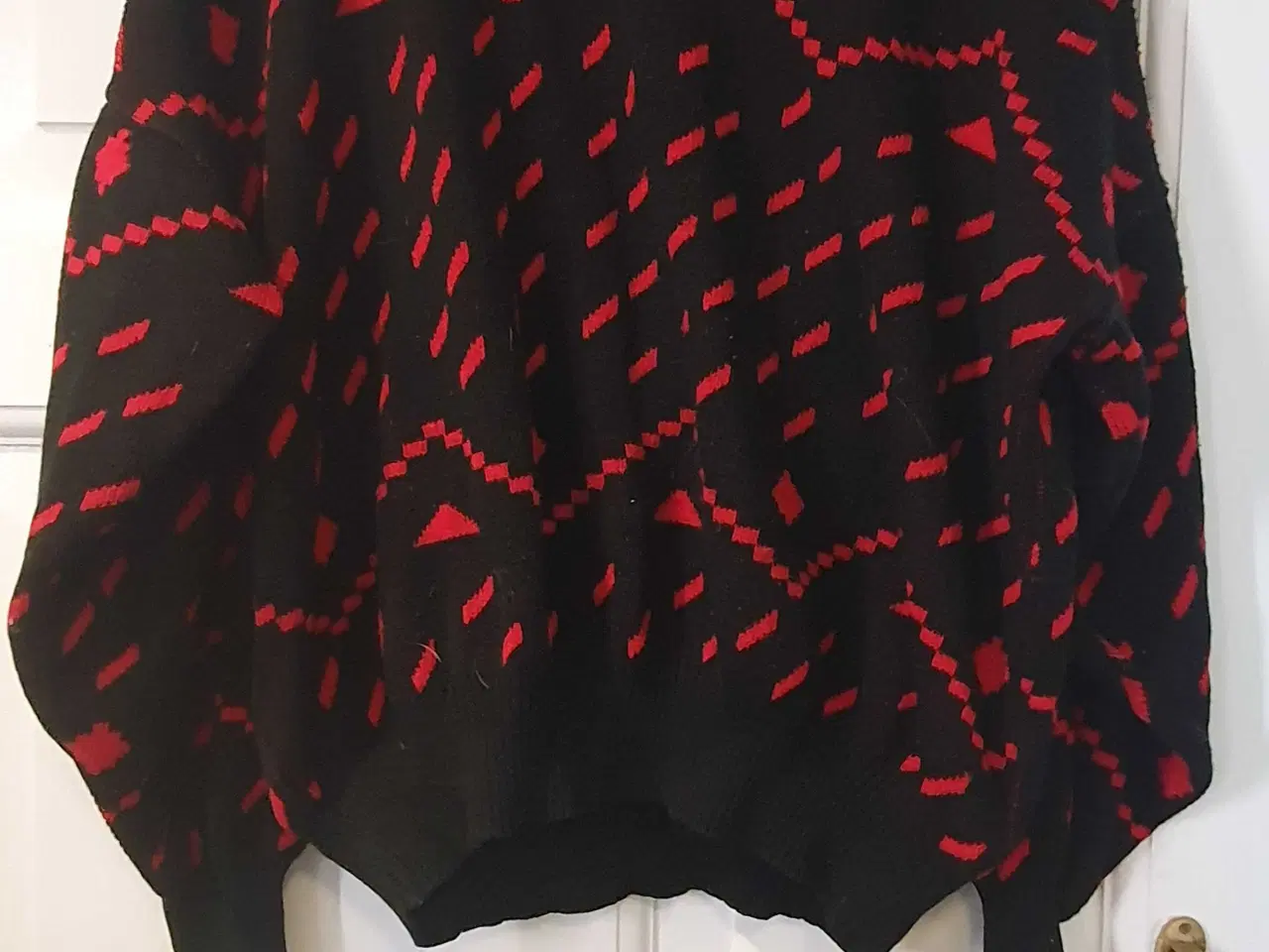 Billede 1 - Sort/ rød bluse model fra 80erne 