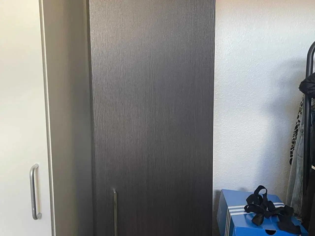 Billede 2 - Sort Ikea høj skab