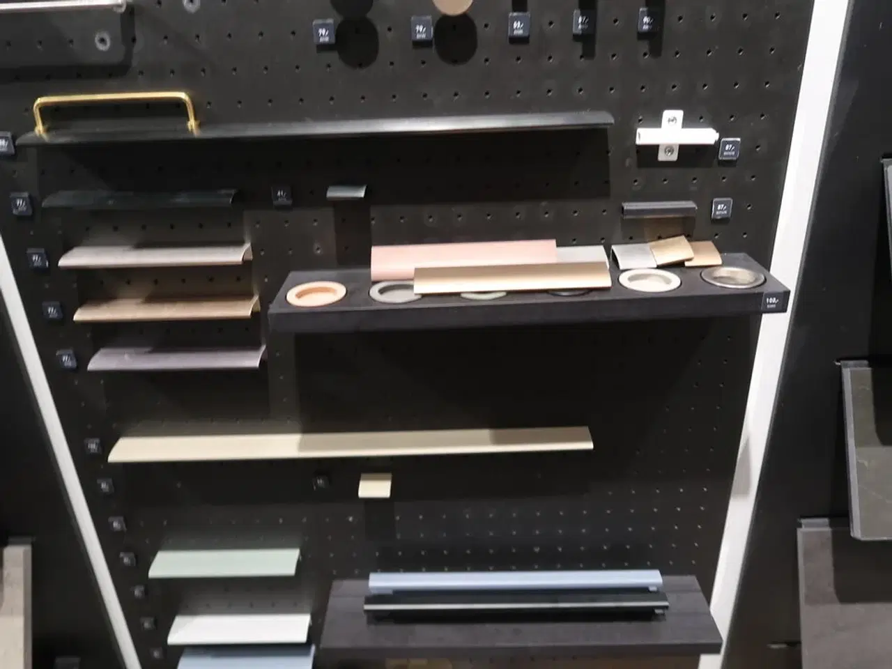 Billede 11 - Vægplader med parti Låger, bordpladeprøver, greb m.m.