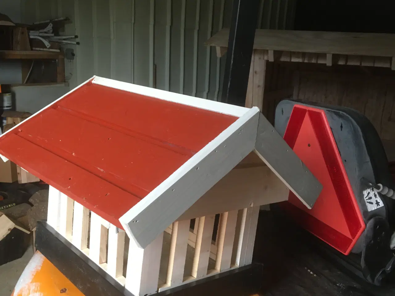 Billede 1 - foderhus med gitter så store fugle ikke kommer ind