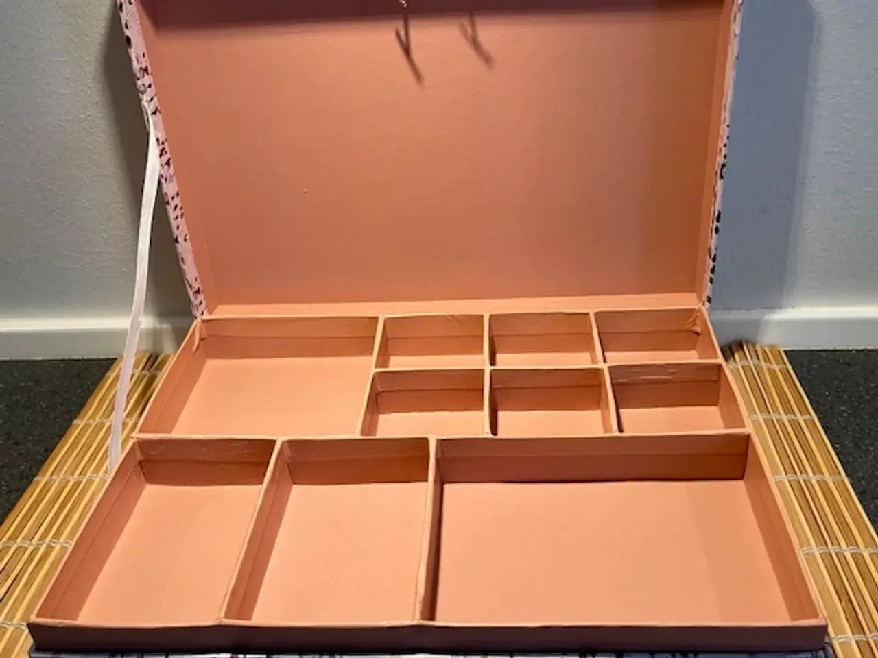 Billede 1 - Smykkeskrin med ruminddeling rosa 31x23x7cm