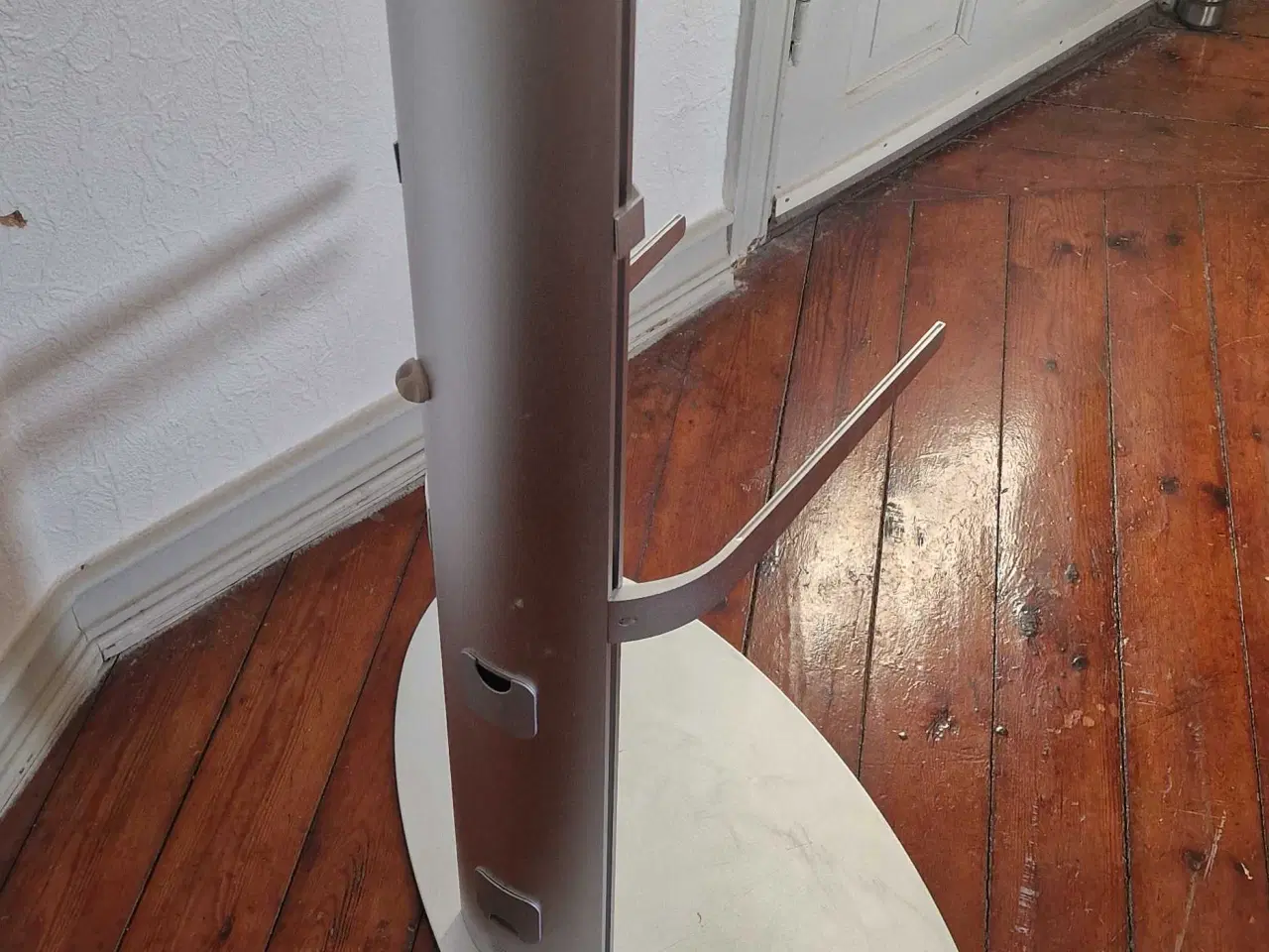 Billede 3 - TV sokkel i grå metal/plast.