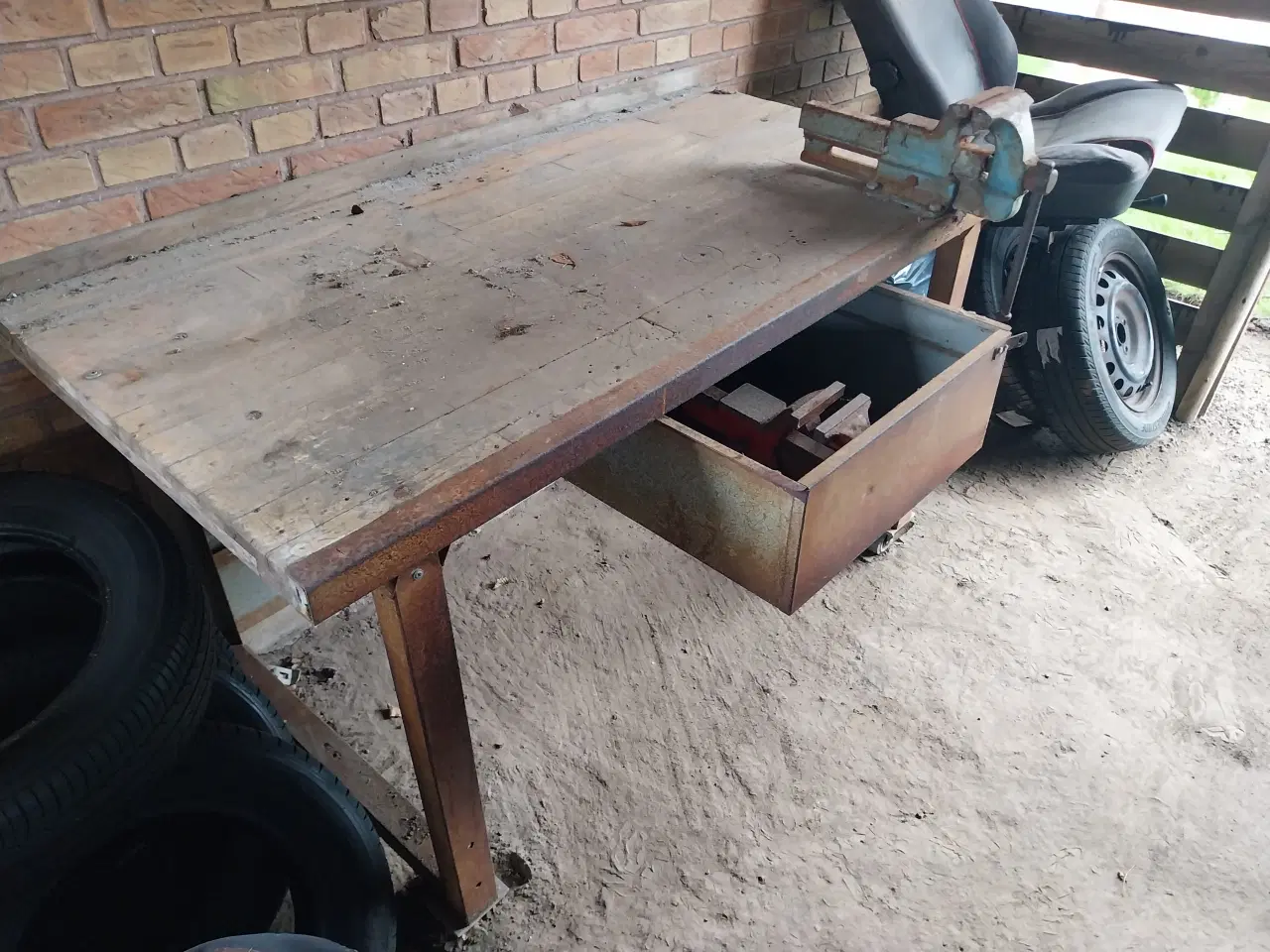 Billede 2 - værkstedsbord med skuffe og skruestik