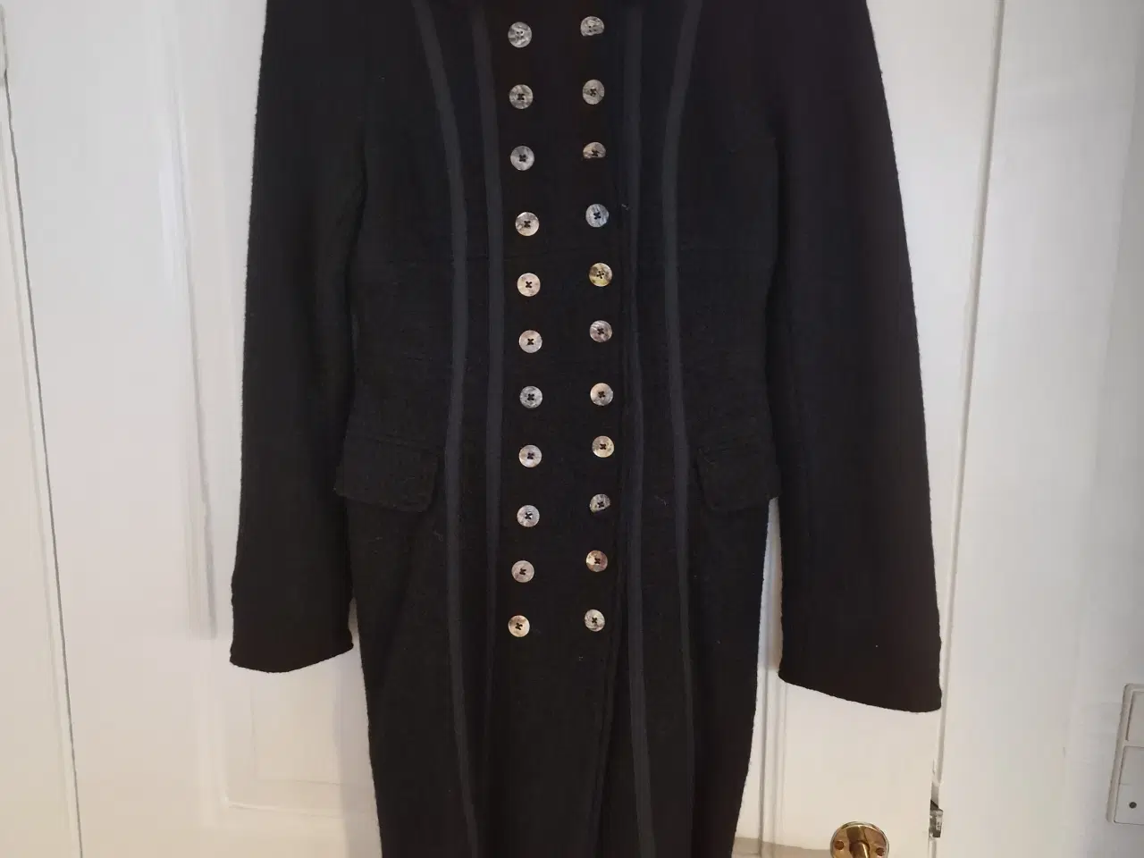 Billede 1 - Flot sort frakke