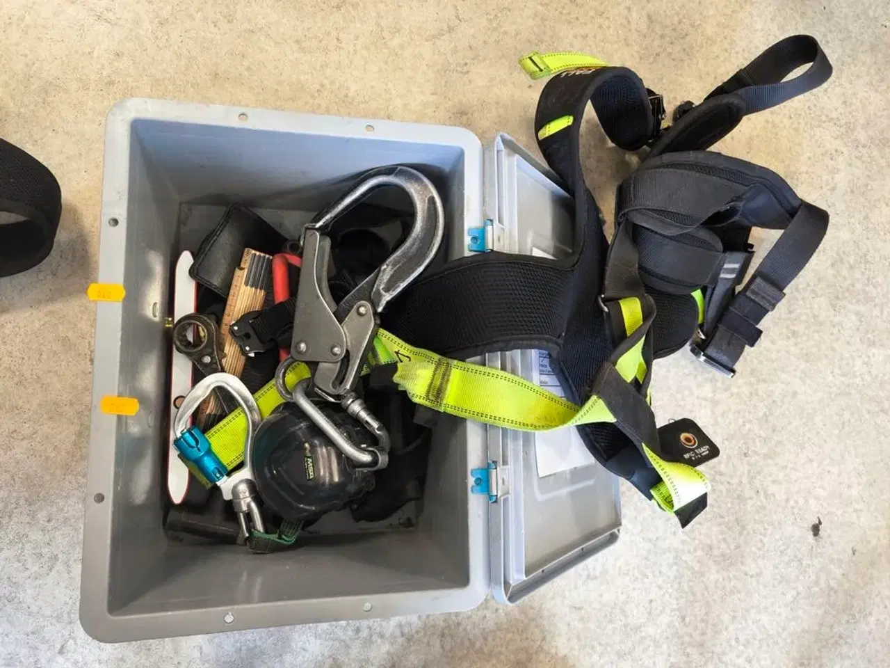 Billede 1 - Kasse m. sikringsgrej samt div.