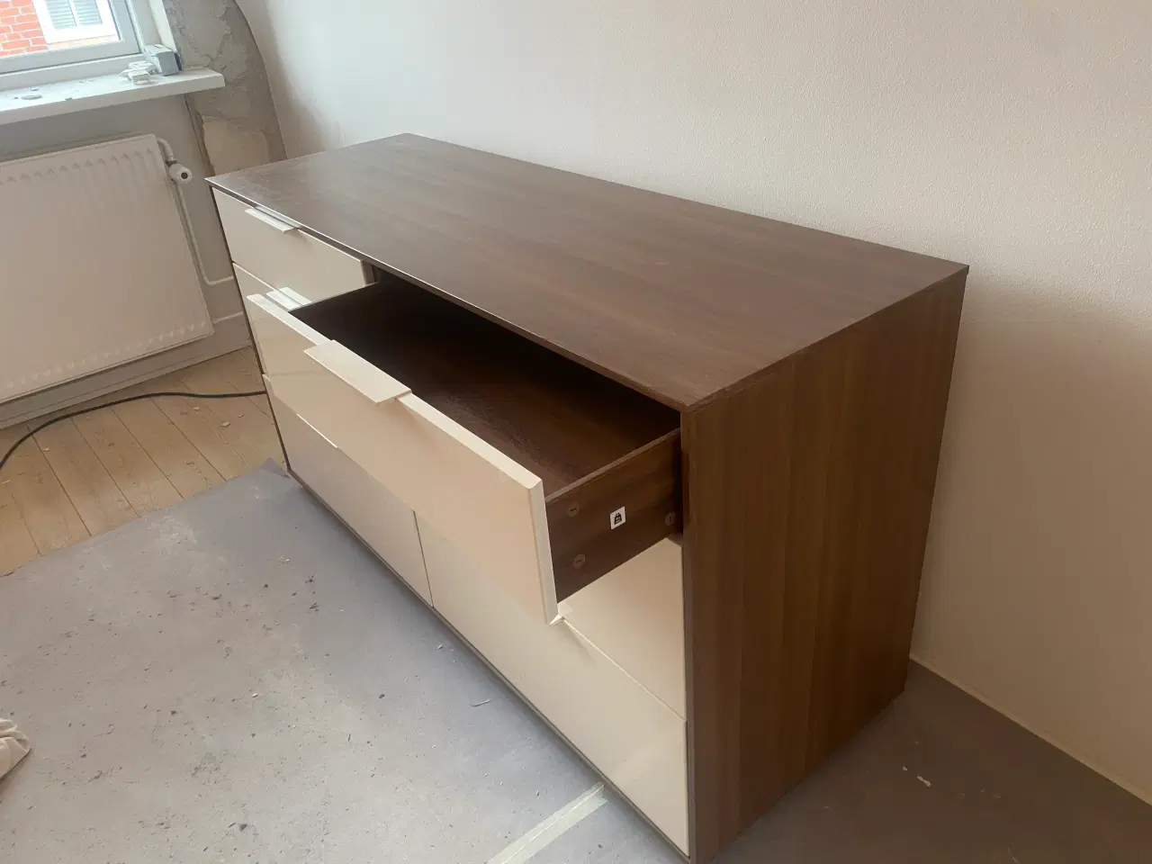 Billede 1 - Kommode i træfiner/hvid højglans