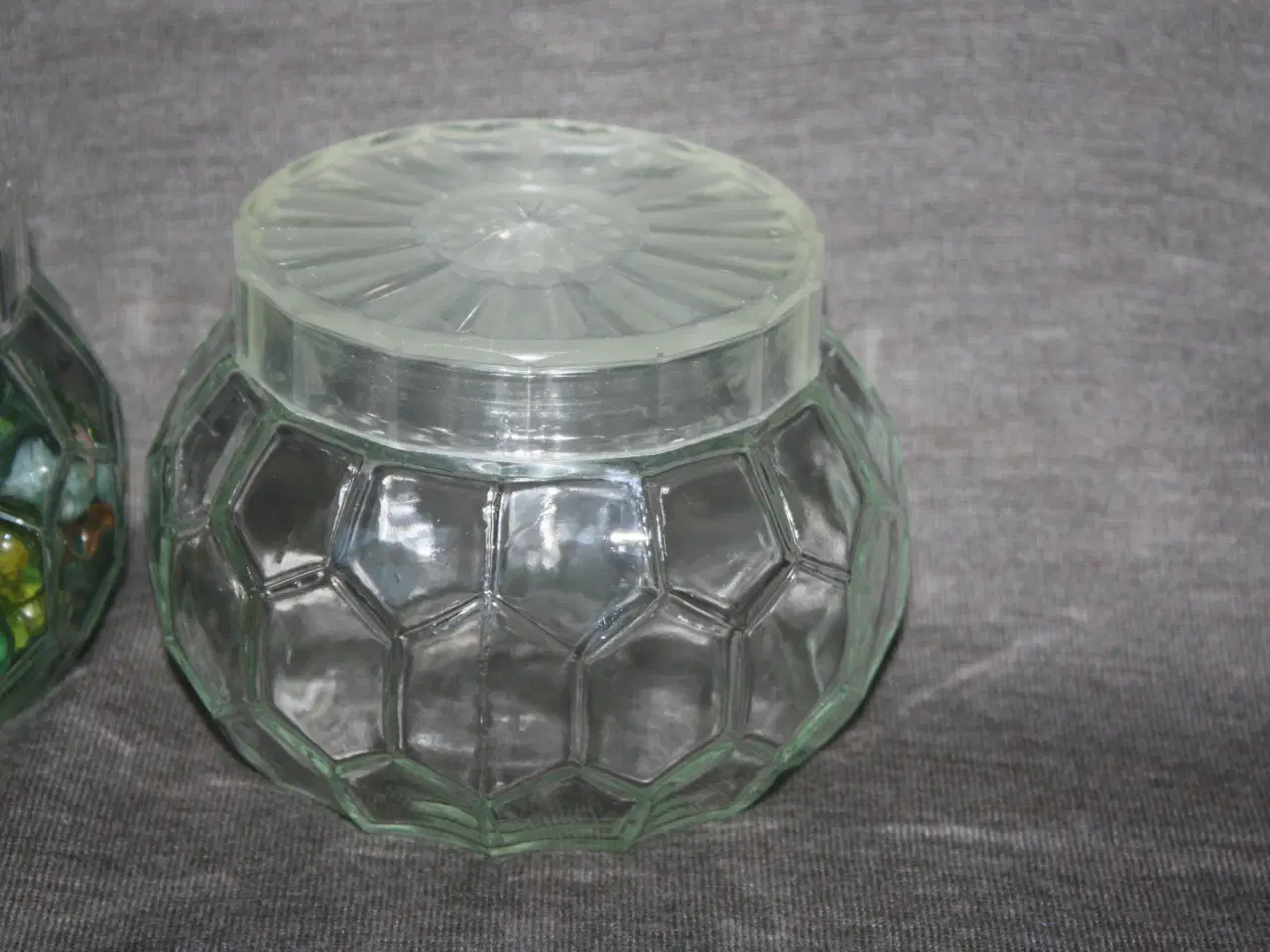 Billede 3 - Honningkrukke i ufarvet glas med plastlåg