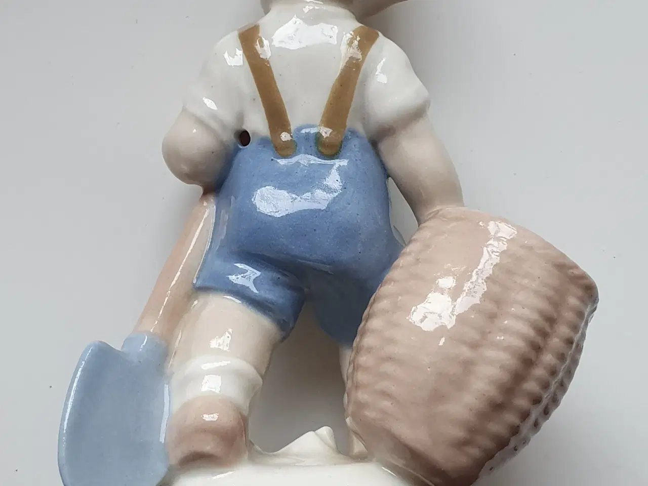 Billede 2 - Porcelænsfigur - Dreng med skovl og kurv