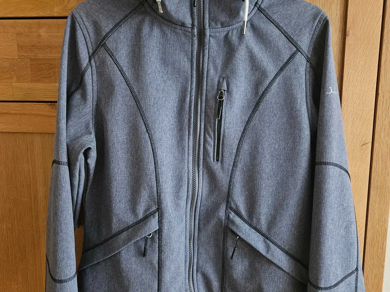 Billede 3 - VINDAFVISENDE JAKKE SOM NY 