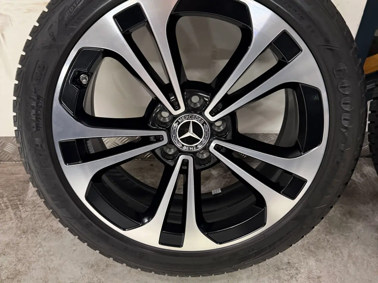 Billede 2 - Originale 18” Mercedes alufælge med vinterdæk