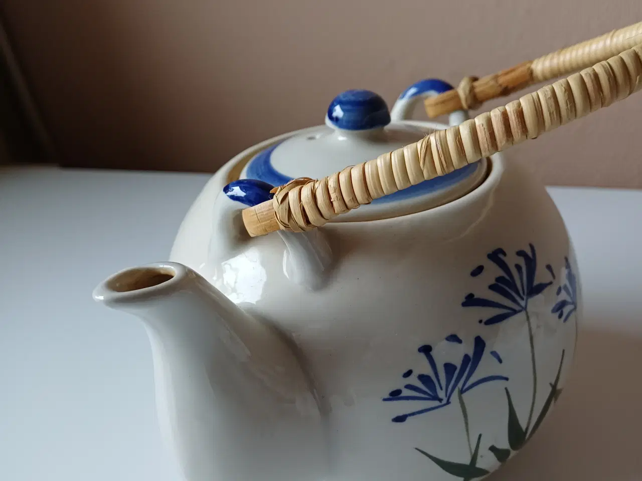 Billede 4 - Tekande porcelæn med blomstermotiv og flet-hank