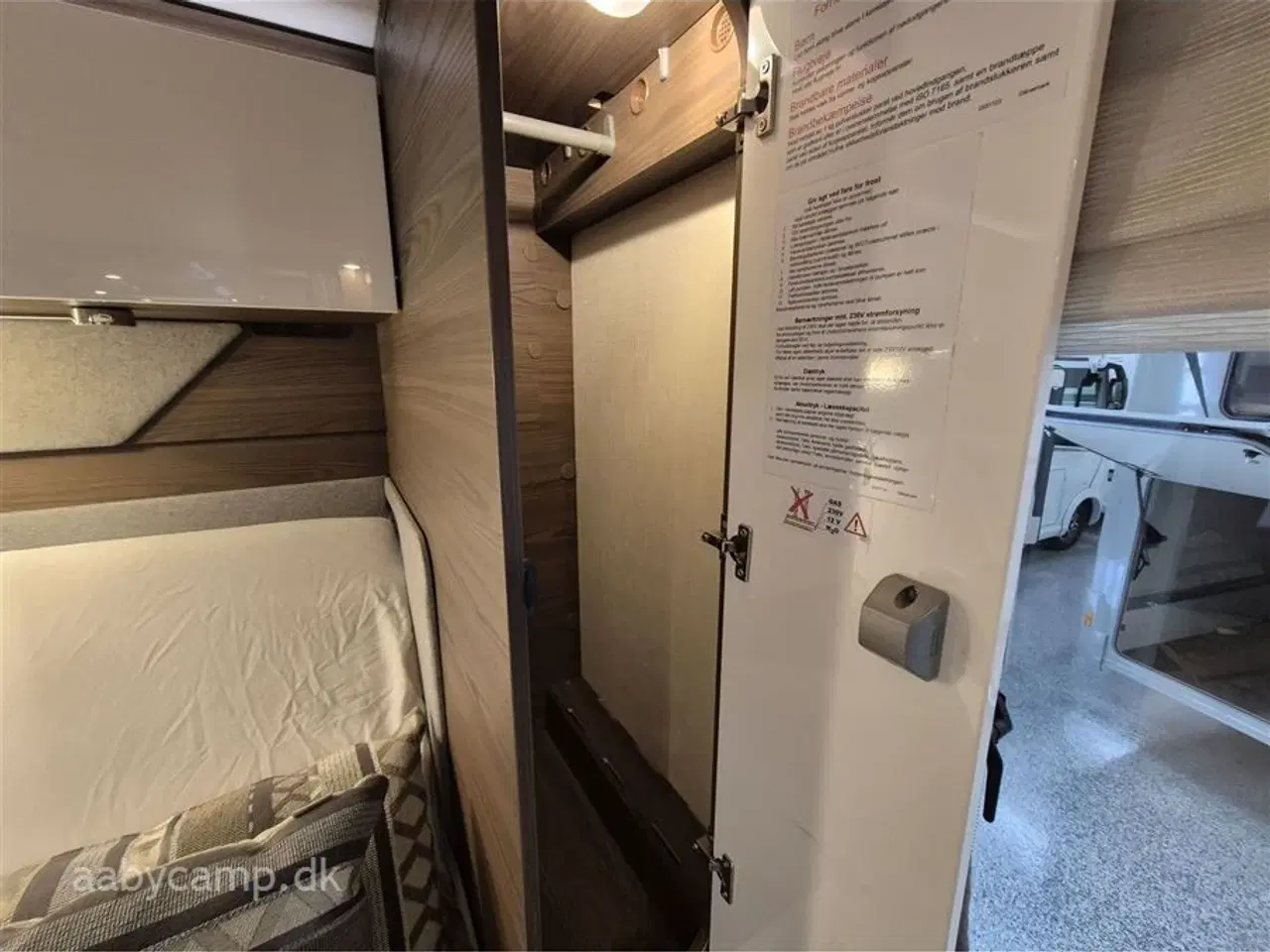 Billede 23 - 2023 - Hymer Masterline BML   9 trins Automatgear. 170 Hk. solceller. 2x 95Ah Batteri. 2000w inverter. Elektrisk markise. hydrauliske støtteben. Udv. gas/bruser. elektrisk indgangstrins ved både føre dør og bo-delsdør. queensbed.  Kun 14.700 Km!!!