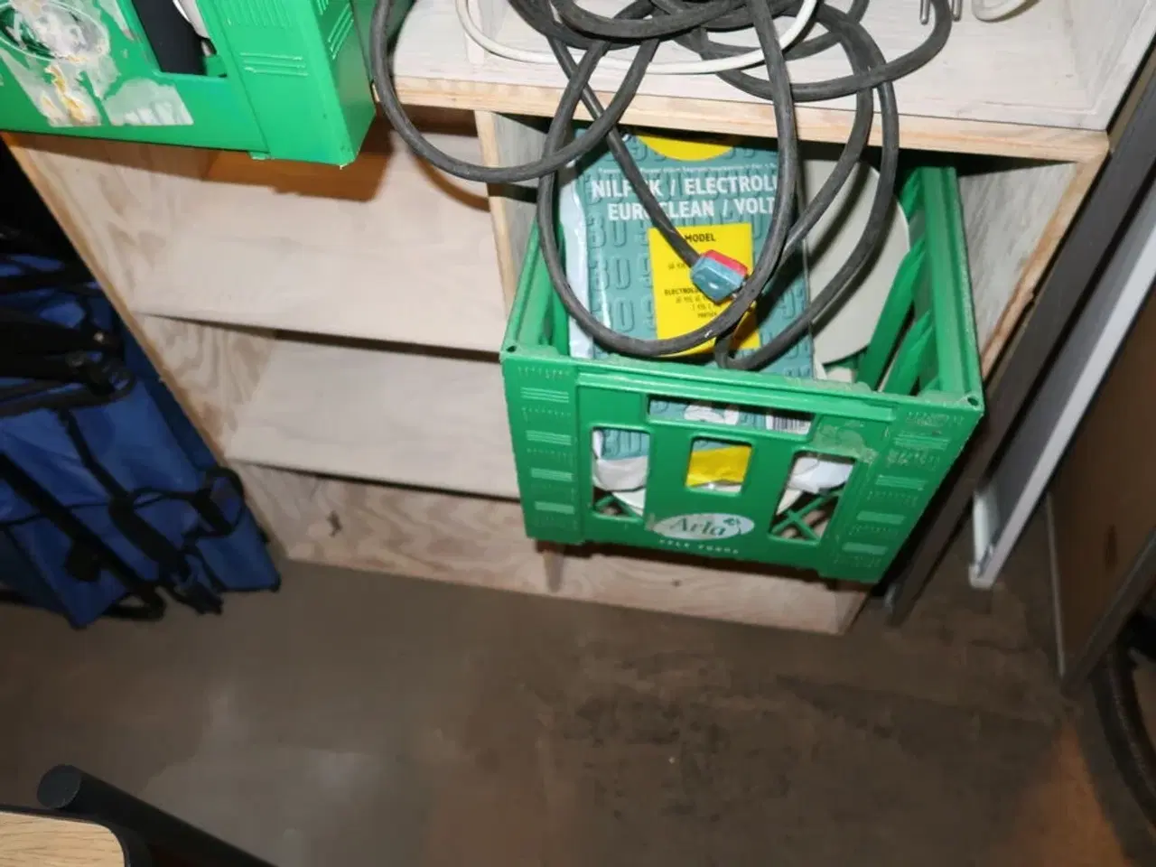 Billede 3 - 2 stk. reoler med forlængerledninger, trækvogn m.m.