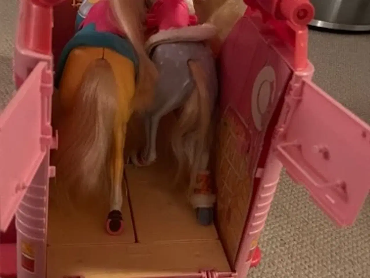 Billede 2 - Hestetrailer med tilbehør - Hestestald medfølger