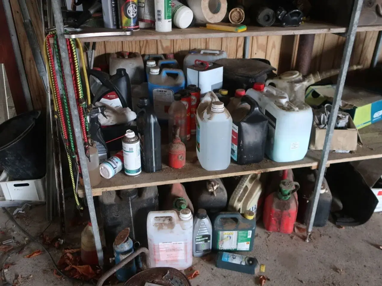 Billede 4 - Reol med div. Reservedele og varelager samt rullevogn med indhold m.m.