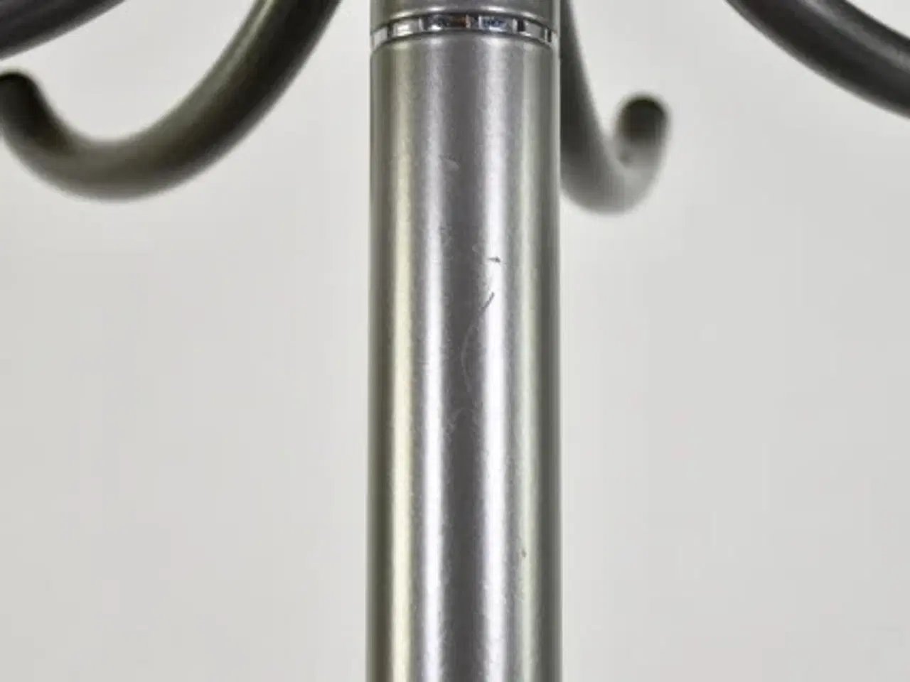 Billede 2 - Stumtjener i lysegrå metal med rund fod. h 170 cm.