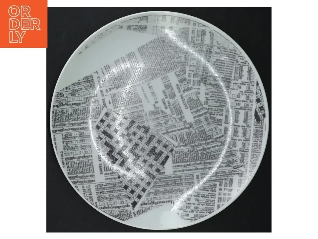 Billede 1 - Dekorativ tallerken med avistryk fra Gyrr og Gæster (str. Ø. 25 cm)