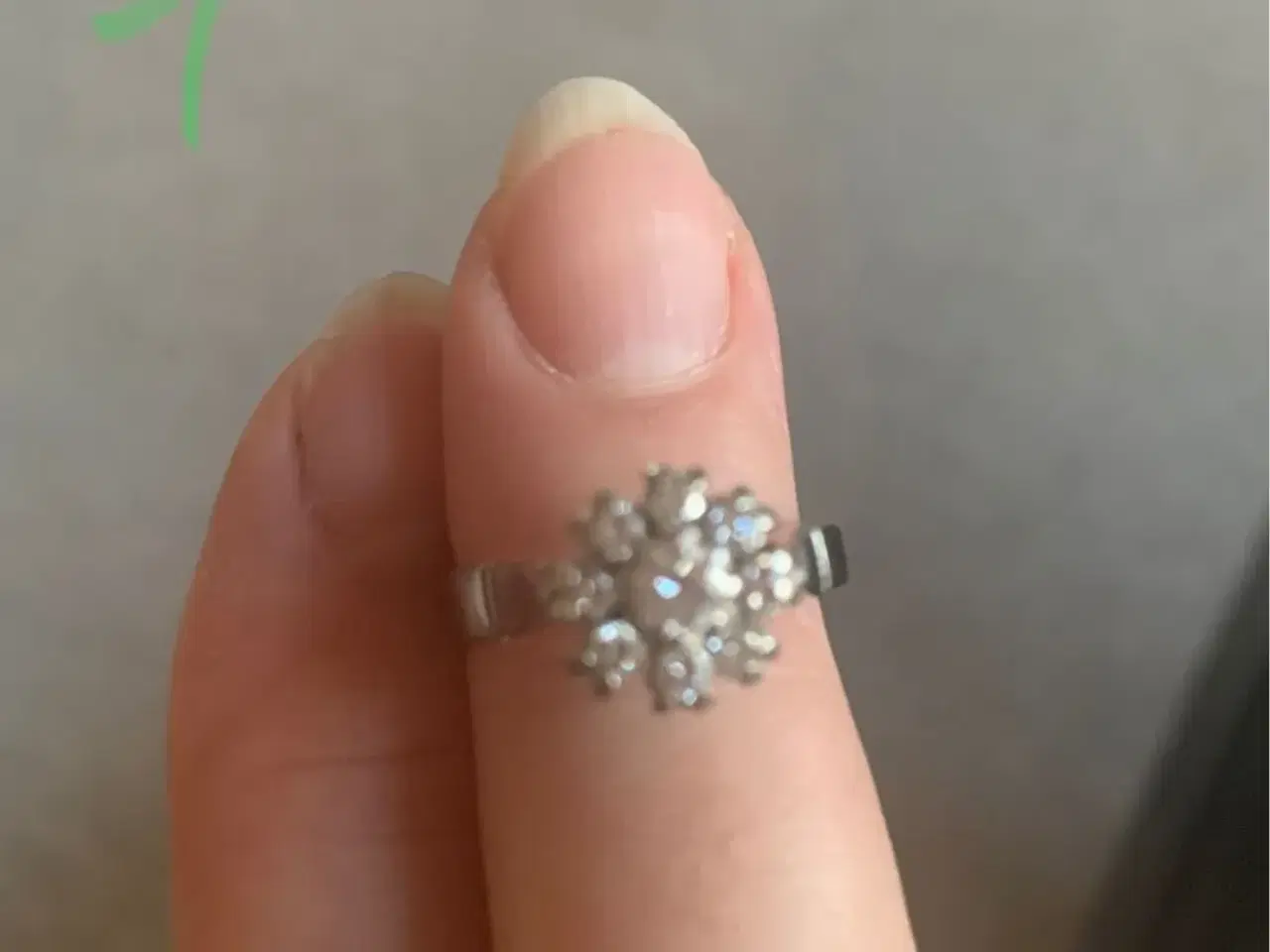 Billede 2 - 2 hvidgulds ringe med diamanter .